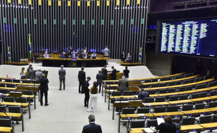 Deputados analisam projeto que viabiliza retomada de obras em escolas e unidades de saúde; acompanhe