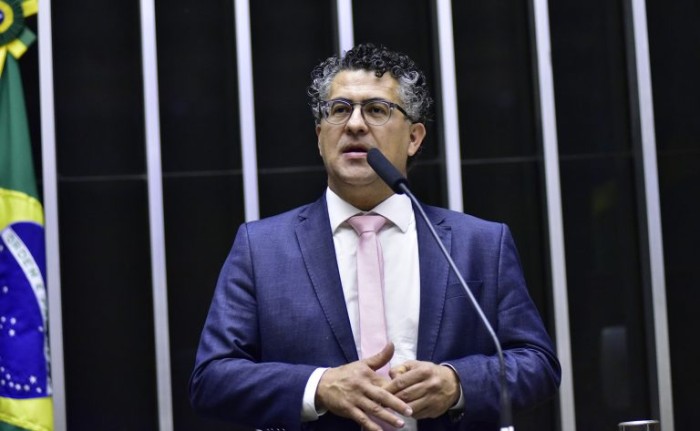 Câmara aprova projeto que limita juros do cartão de crédito e cria o programa Desenrola