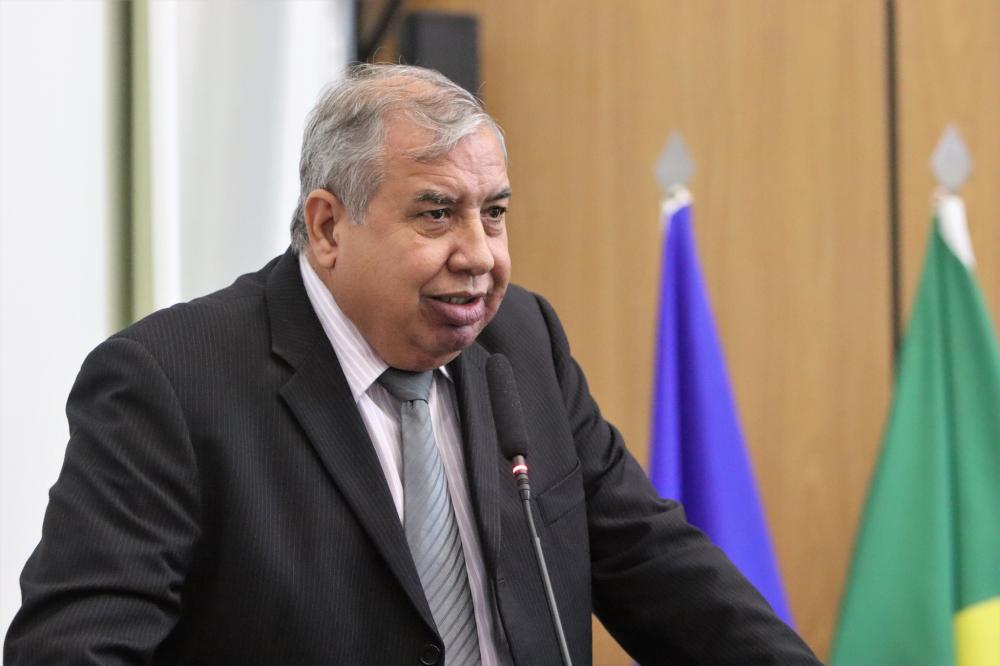 Jucelino Rodrigues solicita reposição de lâmpadas na Praça Uiatan Cavalcante