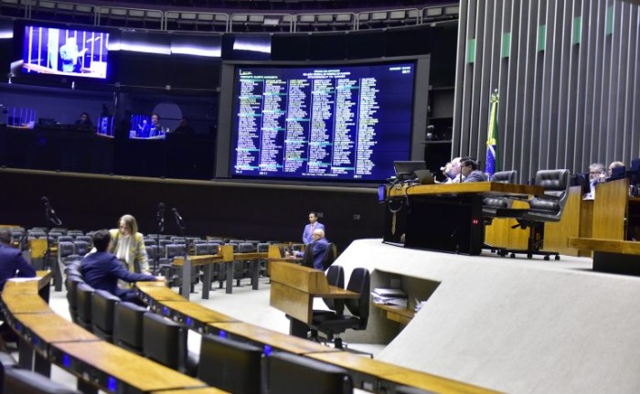 Deputados analisam PEC que mantém cidadania brasileira de quem obtém outra nacionalidade; acompanhe
