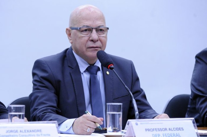 Comissão aprova projeto que obriga governo a manter base de dados educacionais