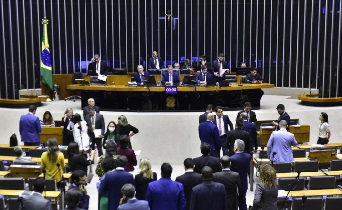 Câmara aprova projeto que altera prazos da Lei da Ficha Limpa; acompanhe