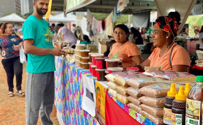 Agroextrativistas tocantinenses comemoram as vendas e negociações comerciais no X Encontro e Feira dos Povos do Cerrado em Brasília