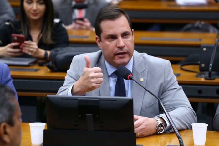 Projeto obriga companhia aérea a oferecer internet de graça em voos com mais de duas horas