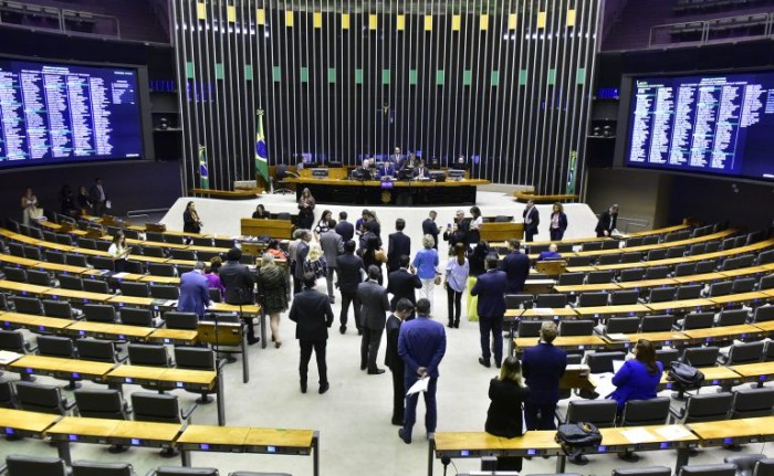 Deputados analisam projeto que capacita equipes de saúde a atender mulheres vítimas de violência; acompanhe
