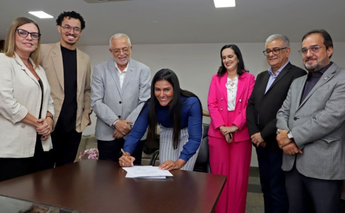 Primeira-dama Karynne Sotero recebe coleção “Ouro do Cerrado”; peças farão parte do acervo cultural do Estado