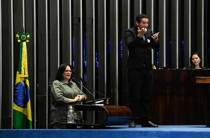 Projeto que regulamenta o exercício dos profissionais de Libras vai a sanção