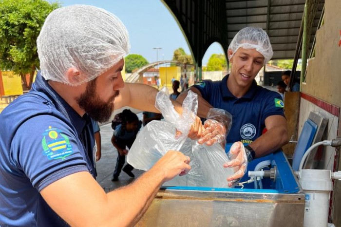 ETI Eurídice Ferreira de Mello enfrenta onda de calor produzindo gelo para bebedouros