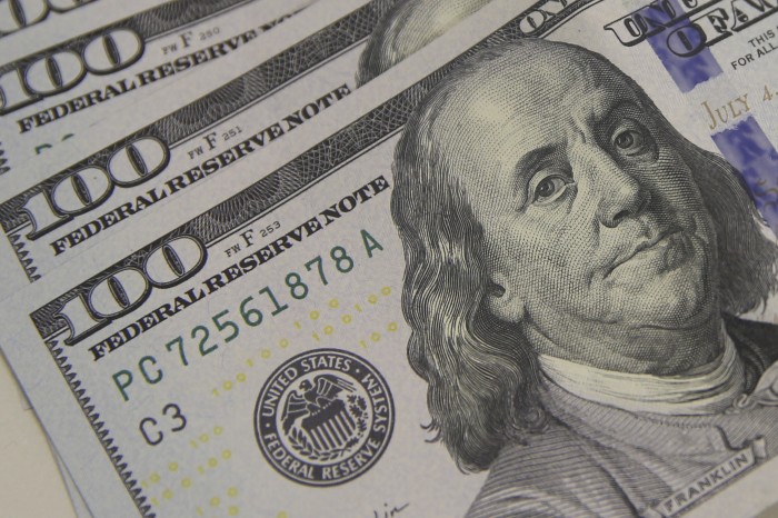 Dólar volta a fechar acima de R$ 4,90 com juros altos nos EUA