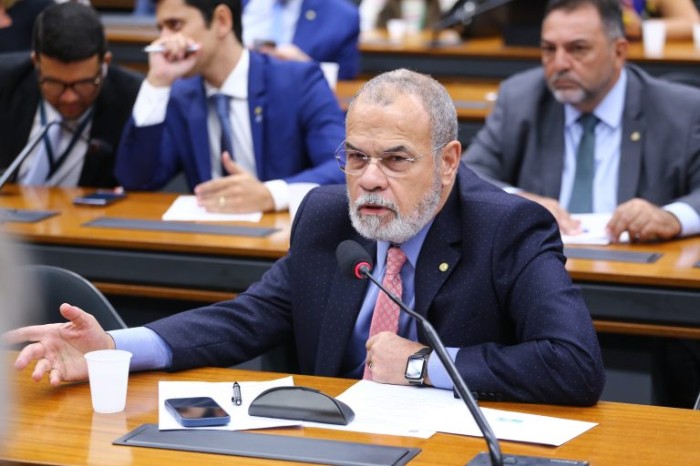 Comissão aprova obrigatoriedade de fabricante informar fim da produção de remédios de uso contínuo