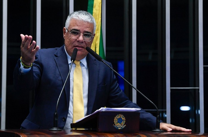Girão volta a criticar governo por suposto banheiro unissex