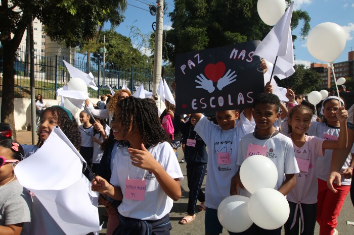 Caminhada em Paraisópolis alerta para cultura de paz nas escolas