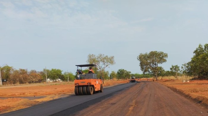 Avenida LO-16 recebe asfalto em trecho recém-duplicado