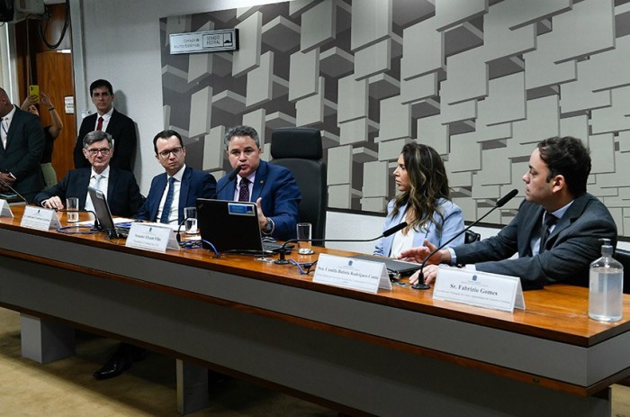 Debatedores pedem segurança jurídica e combate à sonegação com a reforma tributária