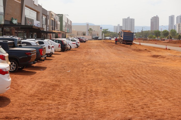 Bolsões de estacionamento da Avenida LO-9 estão sendo preparados para receber asfalto