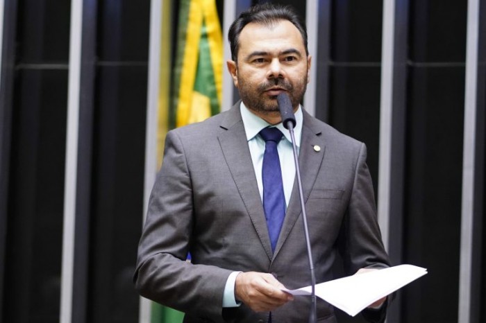 Comissão debate piso salarial para profissionais dos quadros técnico e administrativo da educação básica