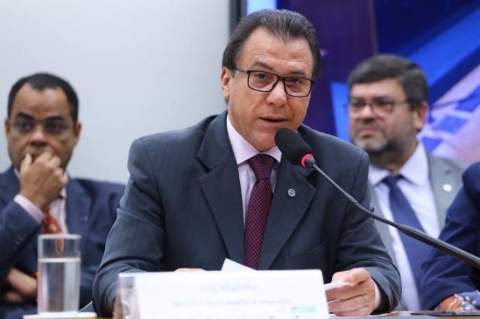 Comissão discute planos do governo de recriar imposto sindical