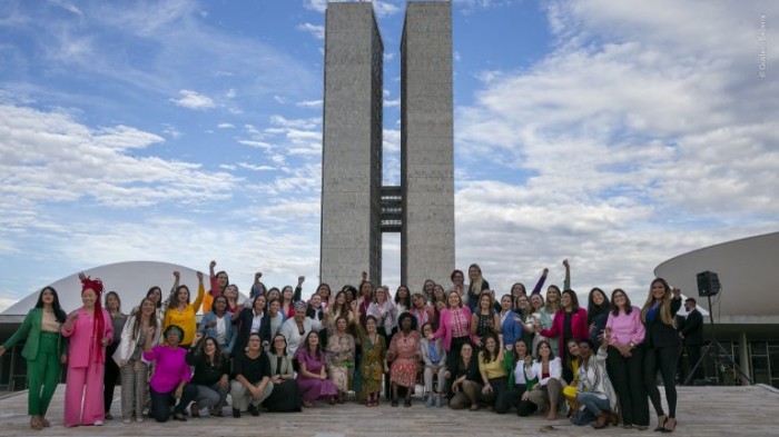 Deputadas refazem foto histórica da 
