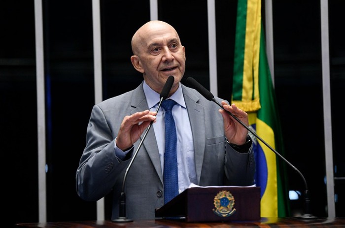 Confúcio Moura defende investimento a longo prazo em educação
