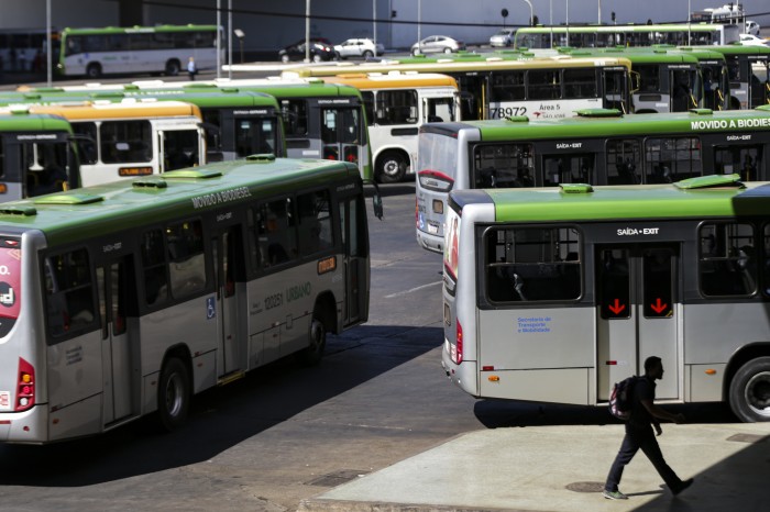 Volume de serviços cai 0,9% em agosto