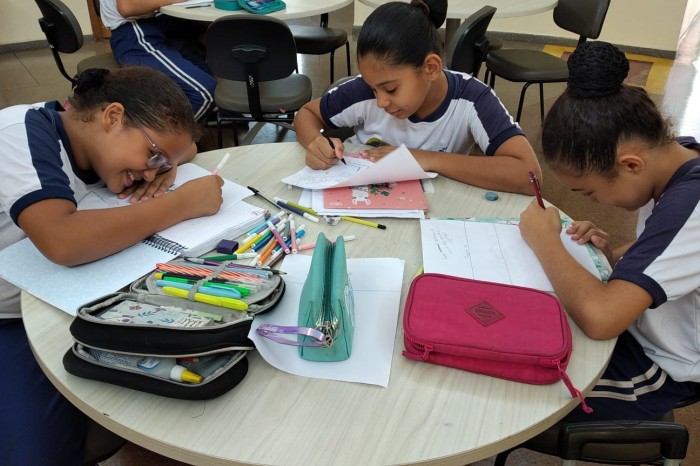 ETI Tamandaré desenvolve projeto Marinheiro Escritor e alunos escrevem e ilustram seus próprios livros