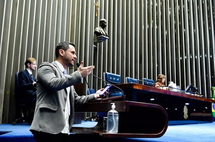 Cleitinho faz relato sobre a saúde do pai e defende posição contra o aborto
