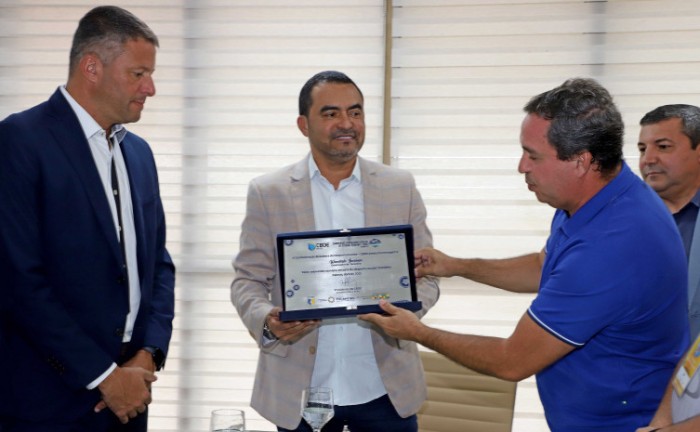 Governador Wanderlei Barbosa recebe embaixador do IX Campeonato Brasileiro Escolar de Futebol Feminino, disputado no Tocantins