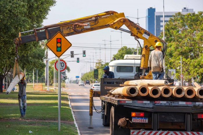 Prefeitura inicia preparativos para decoração natalina de 2023