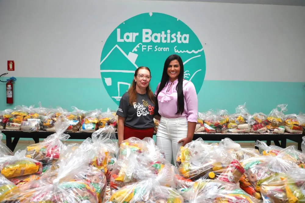 Primeira-dama Karynne Sotero entrega doações de alimentos para Lar Batista durante comemorações de 82 anos da instituição
