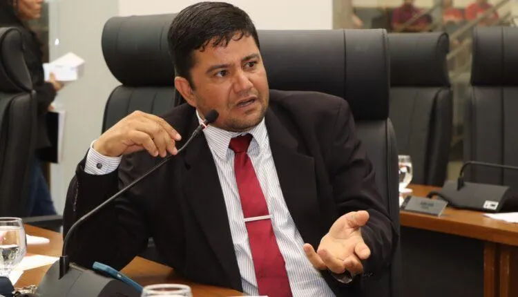 Rogério Freitas solicita troca de lâmpadas queimadas no Vale do Sol