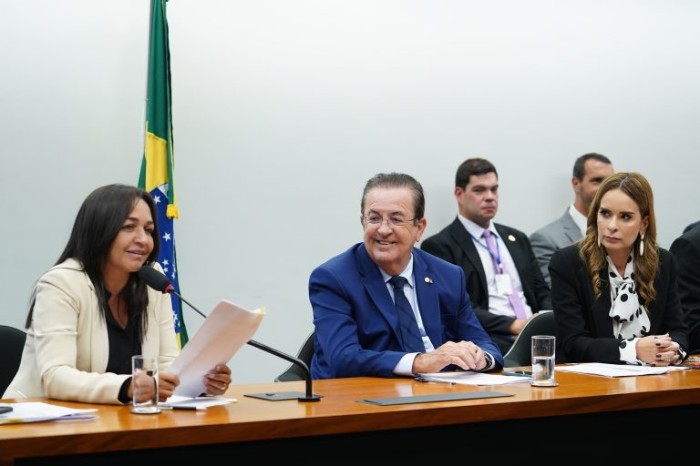 Comissão de Orçamento aprova recursos para o piso da enfermagem