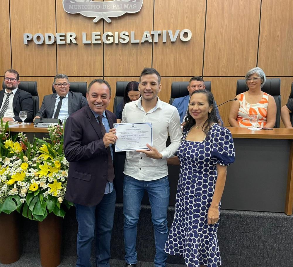 Vereador Marilon Barbosa homenageia na Câmara, o jovem Maik Morosini pelo Dia Nacional da Língua Brasileira de Sinais 