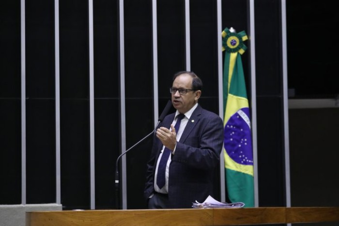 Relator do projeto das fake news enfrenta resistência de evangélicos