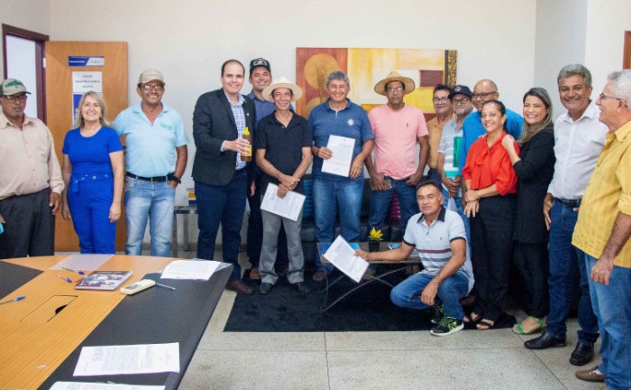 Governo do Tocantins entrega equipamentos de apicultura para associações do Estado