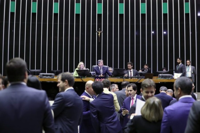 Câmara adia para esta quarta-feira votação de projeto sobre igualdade salarial entre mulheres e homens
