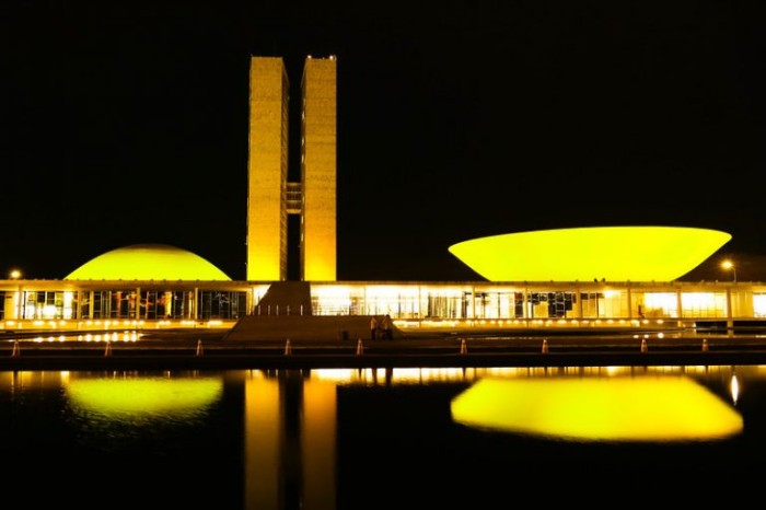 Iluminação especial no Congresso destaca apoio à campanha Maio Amarelo