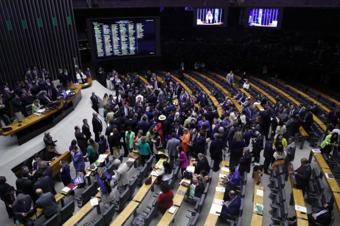 Deputados aprovam urgência para projeto que susta regras de saneamento e matéria será votada hoje; acompanhe