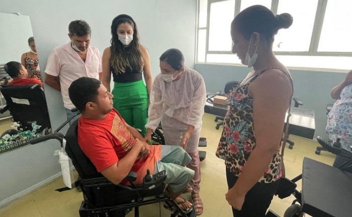 Governo do Tocantins entrega cadeiras de rodas motorizadas