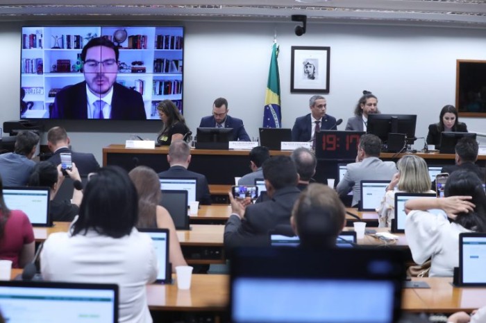 Oposição critica ação do STF em defesa do PL das Fake News