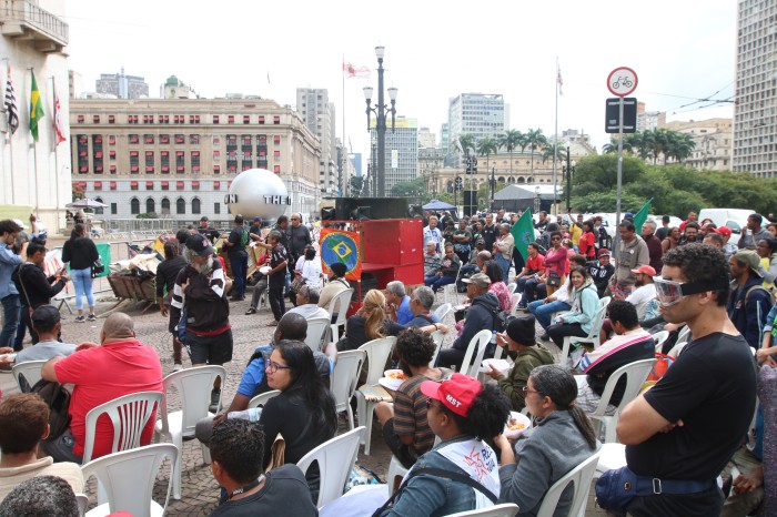 Protesto pede fim da retirada de barracas da população de rua de SP