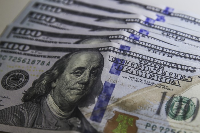 Dólar cai para R$ 4,86 e fecha no menor nível em um ano