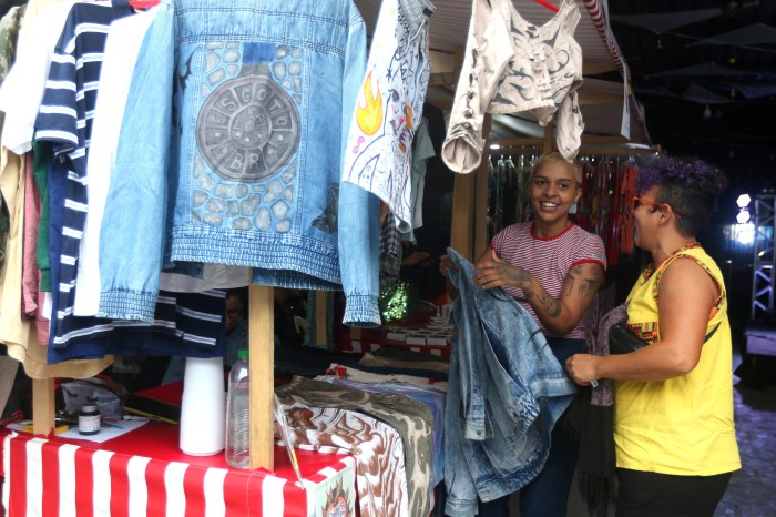 Casal de mulheres cria projeto para empreendedorismo de minorias