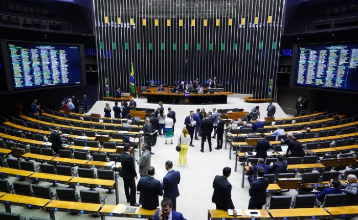 Deputados analisam projeto que cria o programa Escola em Tempo Integral; acompanhe