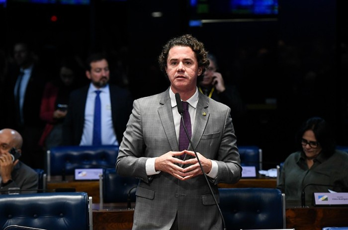 Veneziano declara apoio a indicado ao Dnit; nome foi aprovado pelo Plenário