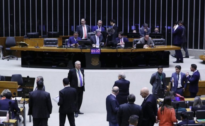 Plenário retoma discussão da reforma tributária; votação está marcada para as 18 horas