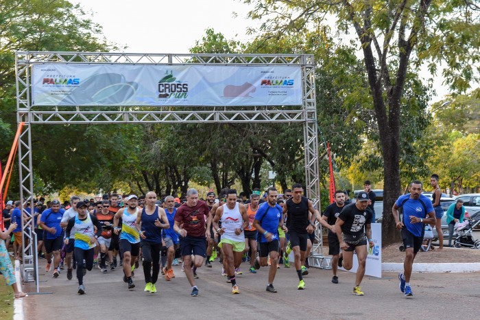 Corrida em trilha alternativa de parque incentiva atividade física nas férias