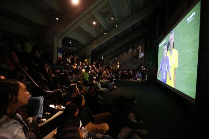 Torcedores lamentam derrota do Brasil diante da França