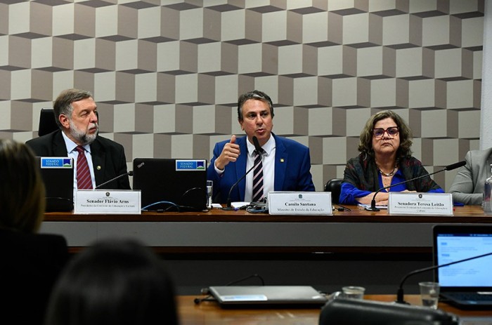 Ensino médio: ministro entrega à CE resultado de consulta pública