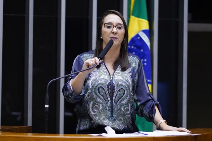 Deputados analisam projeto que revisa política de cotas nas universidades; acompanhe