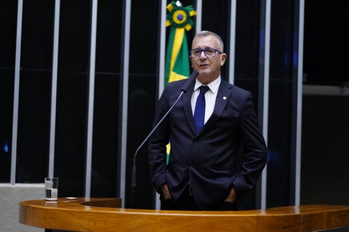 Comissão aprova projeto que permite uso de documento eletrônico para estacionar em vaga reservada